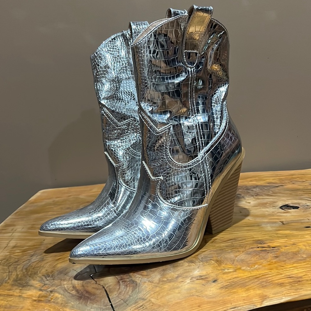 Silver Cowgirl boots!!